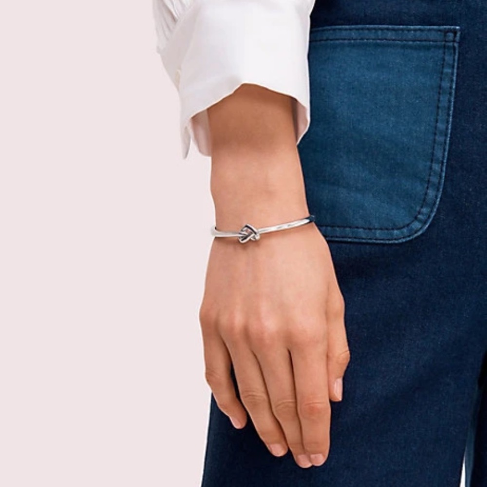 NWT Kate Spade ♠️ loves me knot bangle - Picture 4 of 10